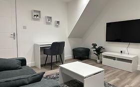 Modern Apartment In Luton Town Centre